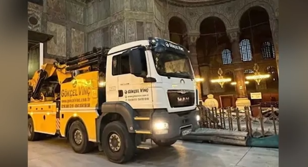 Τουρκία: Εργασίες συντήρησης με βαριά φορτηγά μέσα στην Αγία Σοφία – Τι απαντά ο Τούρκος υπουργός Τουρισμού