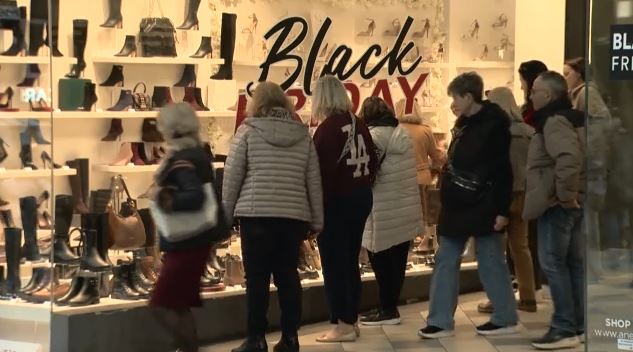 Σε εορταστικούς ρυθμούς η αγορά – Στους δρόμους οι καταναλωτές