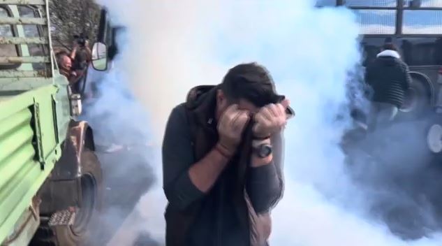 Επεισόδια στα μπλόκα των αγροτών με την Αστυνομία – Έπεσαν χημικά