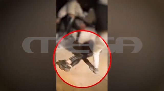 Πετρούπολη: Καρέ καρέ ο ξυλοδαρμός ανήλικης από συνομήλικές της – MEGA ντοκουμέντο