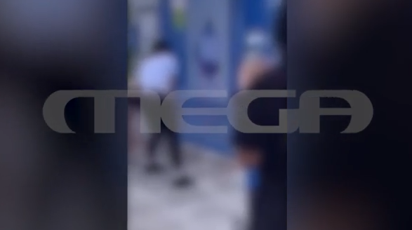 Βία ανηλίκων: Άγριο ξύλο μεταξύ κοριτσιών με γροθιές και κλωτσιές – Σοκαριστικό βίντεο