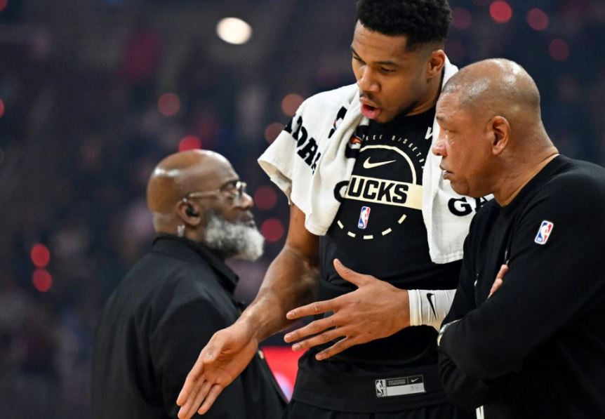 ΝΒΑ: Ανησυχία για τον Γιάννη Αντετοκούνμπο μετά τον τραυματισμό στο Κλίβελαντ