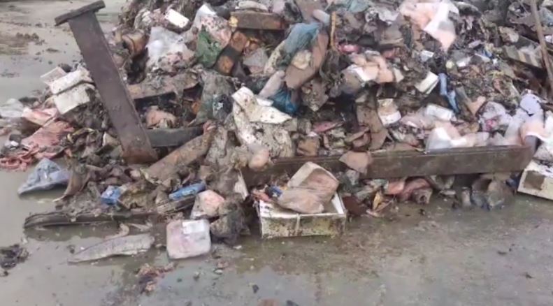 Κέρκυρα: Αφόρητη δυσωδία από 1.500 τόνους καμένων κρεάτων και ψαριών μετά από πυρκαγιά σε εργοστάσιο