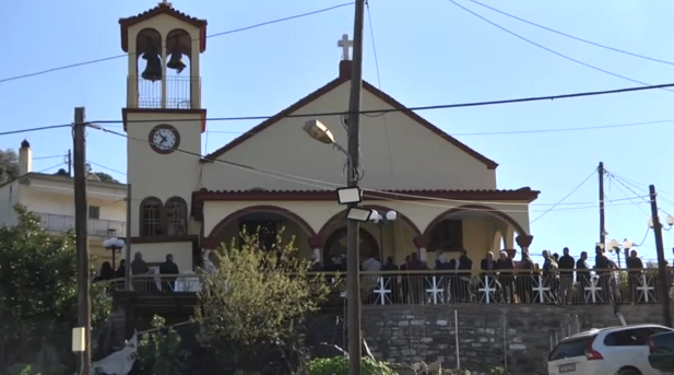 Αχαΐα: Ράγισαν καρδιές στο τελευταίο «αντίο» στον τετράχρονο Ανδρέα – Τραγικές φιγούρες οι γονείς του