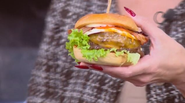 Ο Δημήτρης Σκαρμούτσος μάς ετοιμάζει burger με μοσχαρίσιο μπιφτέκι