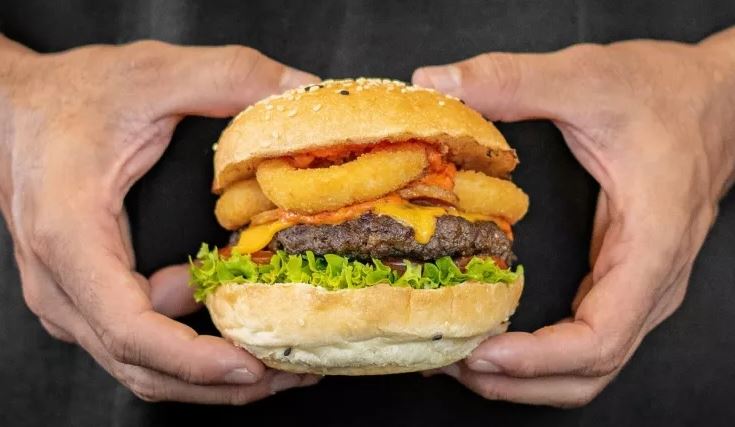 Κορωπί: «Μάχη» για τη ζωή του δίνει 22χρονος που προσπάθησε να καταπιεί αμάσητο μπέργκερ