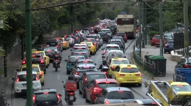 Κυκλοφοριακός «Γολγοθάς» στην Αττική – Σε απόγνωση εκατομμύρια οδηγοί