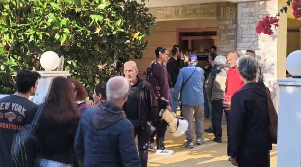 Γλυφάδα: Επιχείρησαν έξωση σε τετραμελή οικογένεια με καρκινοπαθή και βρέφος