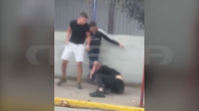 Νέο Ηράκλειο: Σοκαριστικό βίντεο από τον άγριο ξυλοδαρμό μεταξύ ανηλίκων έξω από σχολείο – MEGA ντοκουμέντο