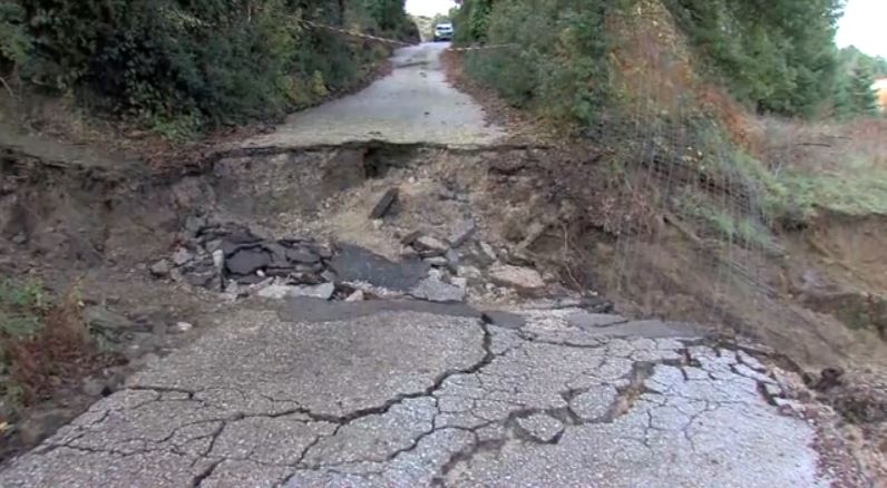 Κακοκαιρία: Αποκλεισμένα χωριά, κατολισθήσεις και πλημμύρες – Δραματικοί απεγκλωβισμοί κατοίκων