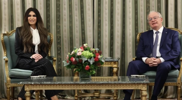 Κίμπερλι Γκίλφοϊλ: Τα διαπιστευτήριά της με υπογραφή Τραμπ έδωσε στον Πρόεδρο της Δημοκρατίας η νέα πρέσβης των ΗΠΑ