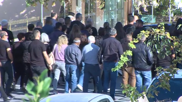 Κρήτη: Το τελευταίο «αντίο» στην 56χρονη που έχασε τη ζωή της στο μακελειό & η έκκληση του ιερέα για σασμό