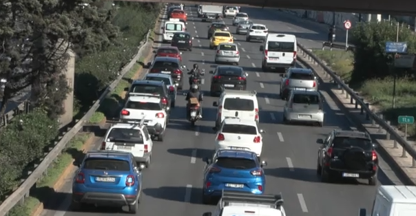 Κυκλοφοριακό: Απίστευτο μποτιλιάρισμα στους οδικούς άξονες – Στο «κόκκινο» οι μεγάλες λεωφόροι