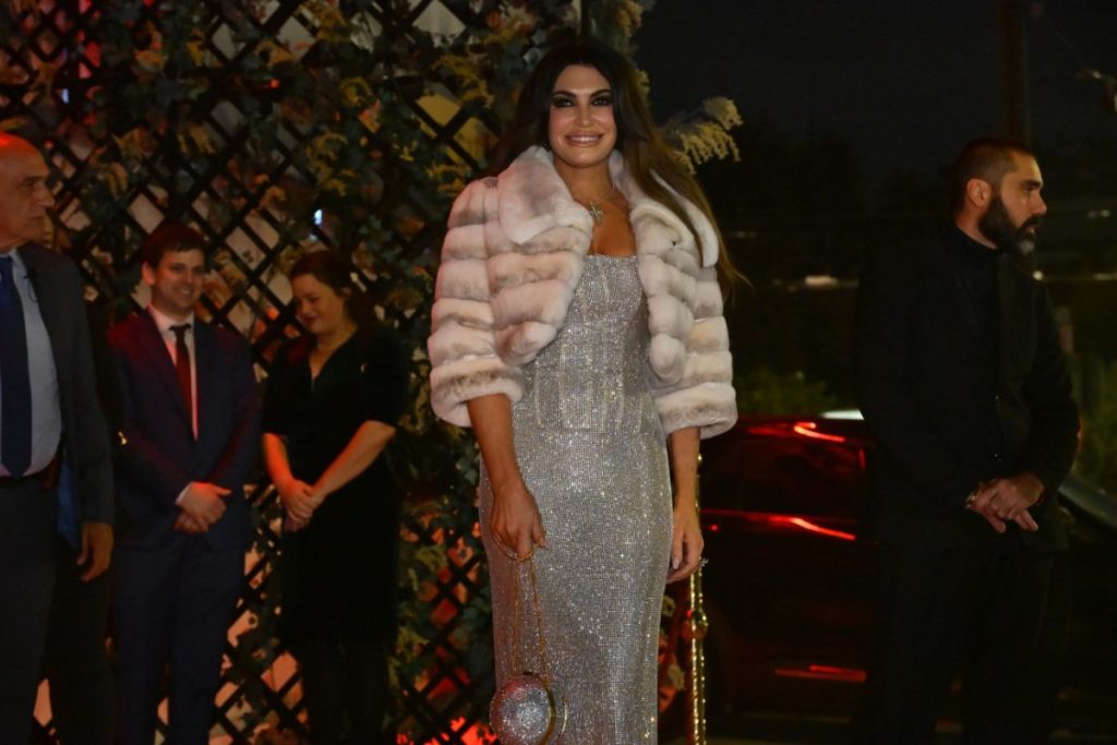 Η εντυπωσιακή εμφάνιση της Κίμπερλι Γκιλφόιλ σε κέντρο διασκέδασης – Τα θερμά λόγια για την Ελλάδα και το συρτάκι