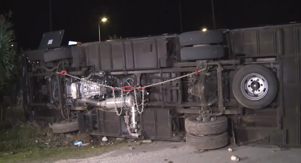 Μαγνησία: Τρόμος με ανατροπή λεωφορείου με 30 επιβάτες – Τουλάχιστον 12 τραυματίες