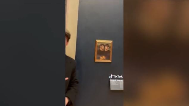 Γαλλία: TikTokers κρέμασαν πορτρέτο τους δίπλα στη Μόνα Λίζα στο μουσείο του Λούβρου