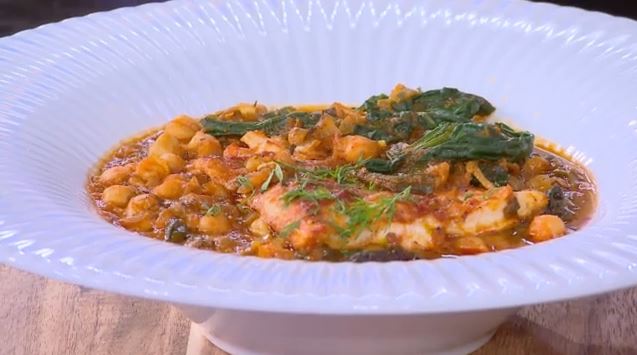 Ο Δημήτρης Σκαρμούτσος μάς ετοιμάζει μπακαλιάρο με ρεβύθια & κάρι