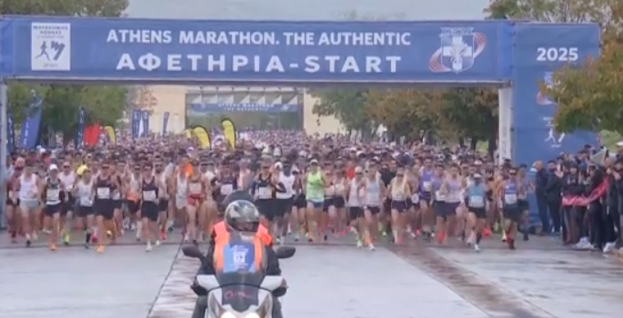 42ος Αυθεντικός Μαραθώνιος: «Πλημμύρισε» από χιλιάδες δρομείς η πρωτεύουσα