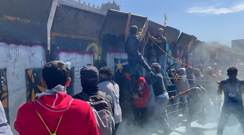 Μεξικό: Βίαια επεισόδια σε αντικυβερνητική διαδήλωση – Πάνω από 120 τραυματίες