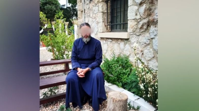 Influencer και youtuber ο ρασοφόρος που συνελήφθη για διακίνηση ναρκωτικών