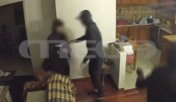 Περιστέρι: Βίντεο ντοκουμέντο από θρασύτατη ληστεία σε σπίτι – Απέσπασαν κοσμήματα και κινητά τηλέφωνα