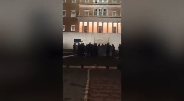 Ρουβίκωνας: Η ποινή για τους 23 συλληφθέντες μετά την παρέμβαση στον «Άγνωστο Στρατιώτη»