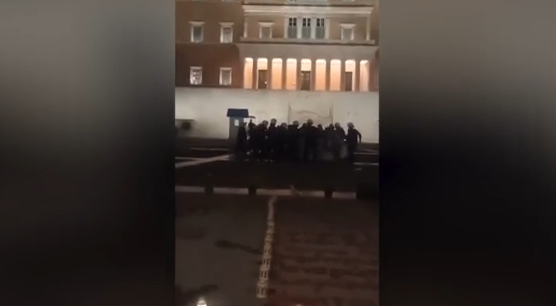 Μέλη του «Ρουβίκωνα» άπλωσαν πανό στο Μνημείο του Άγνωστου Στρατιώτη – 23 προσαγωγές