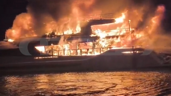 Στις φλόγες 4 σκάφη στη Μαρίνα Ζέας – Βυθίστηκαν κατά την κατάσβεση