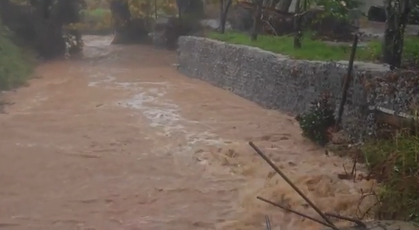 Σκιάθος: Καταστροφές και προβλήματα από την κακοκαιρία – Πλημμυρισμένοι δρόμοι και λάσπη στο λιμάνι