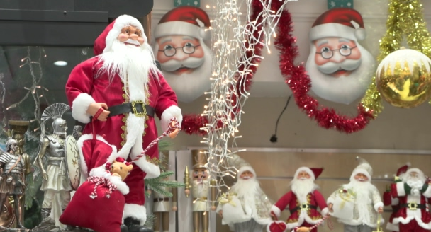 Ακρίβεια: Με τα περσινά στολίδια θα γιορτάσουν οι περισσότεροι – Υποτονικά κινείται η χριστουγεννιάτικη αγορά