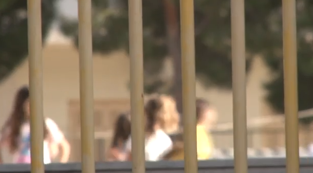 Λουτράκι: «Ένα παιδί 6 χρονών πιστεύω ότι καταλαβαίνει – Δεν είναι μωρό» – Αποκλειστικά στο Live News η δασκάλα που κατήγγειλε τον μαθητή της για «θωπεία»