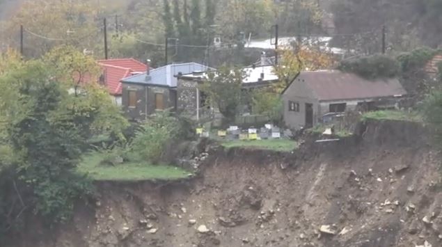 Τζουμέρκα: Μεγάλη κατολίσθηση λόγω της κακοκαιρίας – Σπίτια «κρέμονται» στον γκρεμό