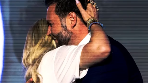 ΗΠΑ: Σάλος στα κοινωνικά δίκτυα μετά τη θερμή αγκαλιά του Τζέι Ντι Βανς με τη χήρα του Τσάρλι Κερκ