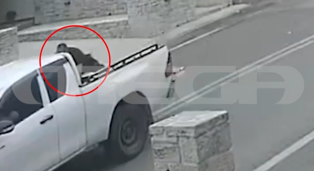 Βορίζια Κρήτης: Η στιγμή που ο 39χρονος νεκρός μεταφέρεται στην καρότσα αγροτικού μετά τους πυροβολισμούς – Αποκλειστικό βίντεο MEGA