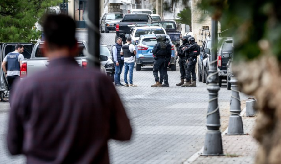 «Βράζουν» τα Βορίζια Κρήτης μετά το νέο επεισόδιο βεντέτας – Οι έρευνες, τα εμπλεκόμενα πρόσωπα & το σπίτι όπου εξερράγη η βόμβα