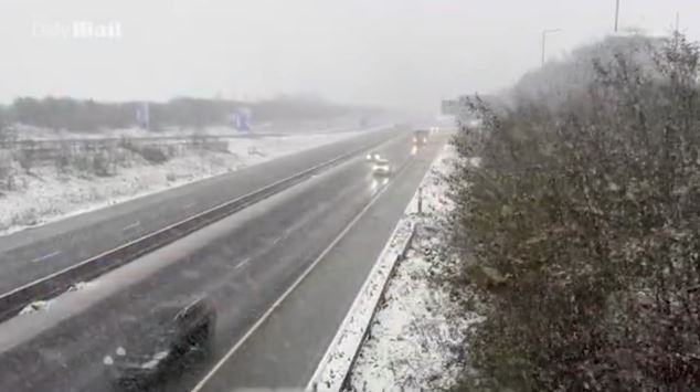 Μεγάλη Βρετανία: Έπεσαν τα πρώτα χιόνια – Σε συναγερμό οι Αρχές