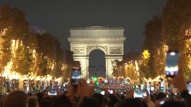 Χριστούγεννα: «Φόρεσαν» τα γιορτινά τους Παρίσι & Λονδίνο