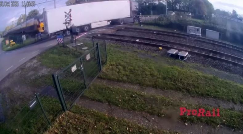 Ολλανδία: Σφοδρή σύγκρουση τρένου με φορτηγό σε ισόπεδη διάβαση