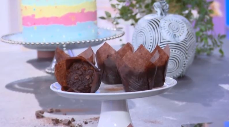 Ο Χρήστος Βέργαδος μάς φτιάχνει muffins διπλής σοκολάτας