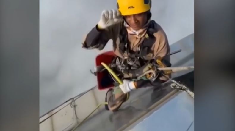 Εργάτες από το Νεπάλ καθαρίζουν το Μπουρτζ Καλίφα – Εντυπωσιακές εικόνες