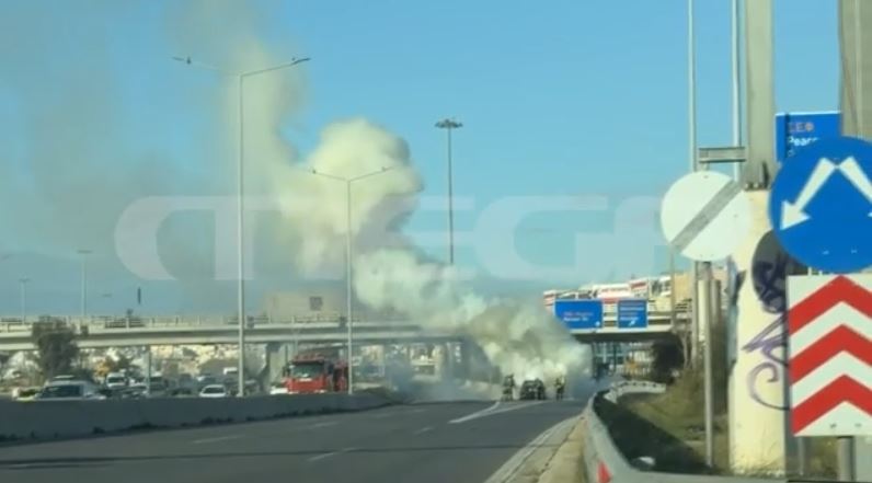 Λεωφόρος Ποσειδώνος: Αυτοκίνητο τυλίχθηκε στις φλόγες – Μποτιλιάρισμα στην περιοχή