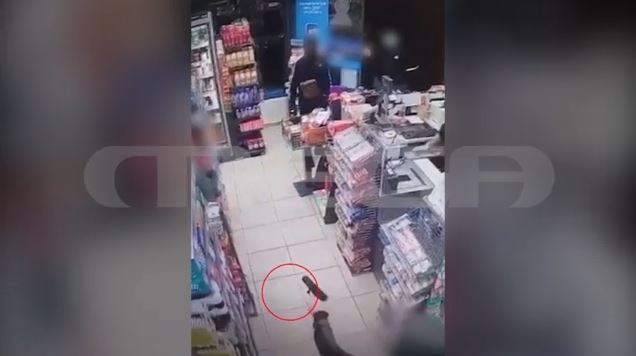 Βύρωνας: Η στιγμή που ανήλικοι ληστές «μπουκάρουν» σε καταστήματα – MEGA ντοκουμέντο