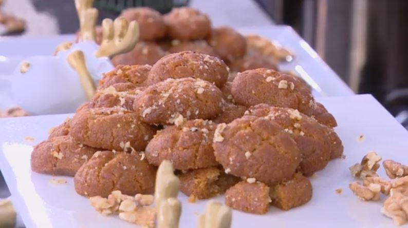 Ο Δημήτρης Σκαρμούτσος μάς ετοιμάζει μελομακάρονα