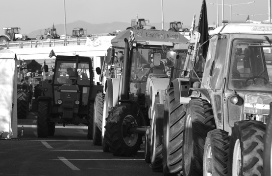 «Η κυβέρνηση επιλέγει τον κοινωνικό αυτοματισμό αντί του διαλόγου» – Πολιτική κόντρα για τις αγροτικές κινητοποιήσεις