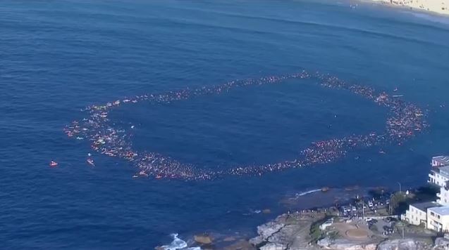 Αυστραλία: «Κύκλος» στη θάλασσα στην μνήμη των θυμάτων της τρομοκρατικής επίθεσης σε παραλία του Σίδνεϊ