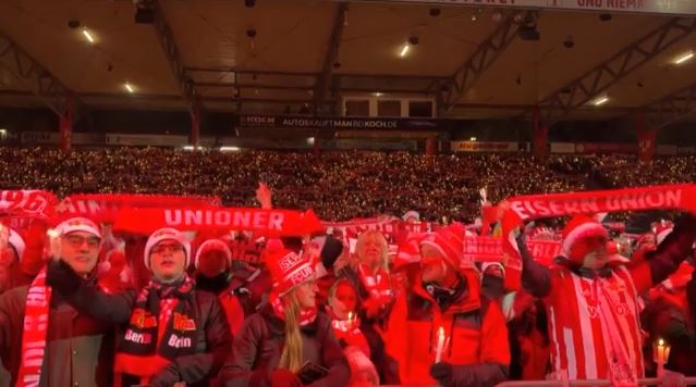 Χιλιάδες οπαδοί της Ουνιόν Βερολίνου έψαλαν τα κάλαντα στο γήπεδο