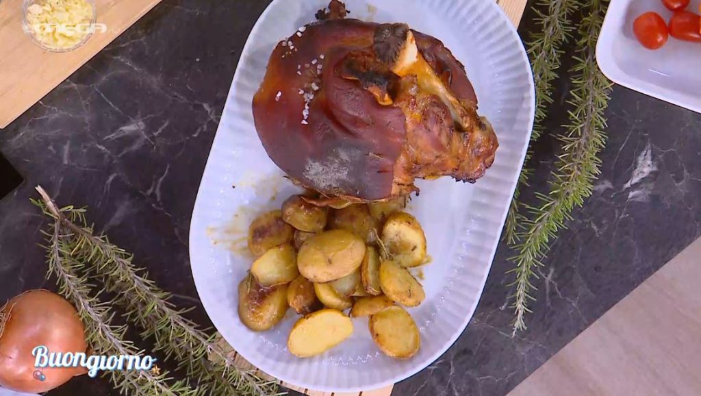 Ο Δημήτρης Σκαρμούτσος μάς ετοιμάζει χοιρινό με baby πατάτες