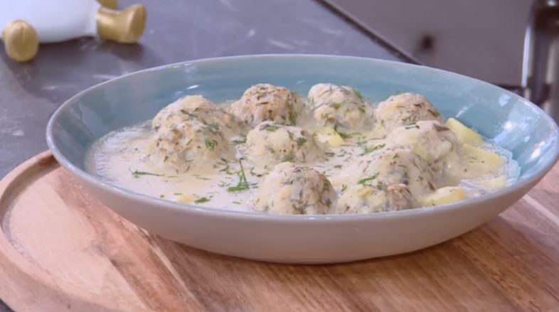 Ο Δημήτρης Σκαρμούτσος μάς ετοιμάζει γιουβαρλάκια αυγολέμονο