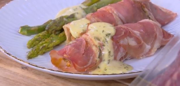 Ο Δημήτρης Σκαρμούτσος μάς ετοιμάζει γεμιστό κοτόπουλο τυλιγμένο με προσούτο & ψητά σπαράγγια