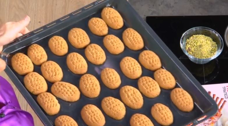 Η Αργυρώ Μπαρμπαρίγου μας ετοιμάζει μελομακάρονα